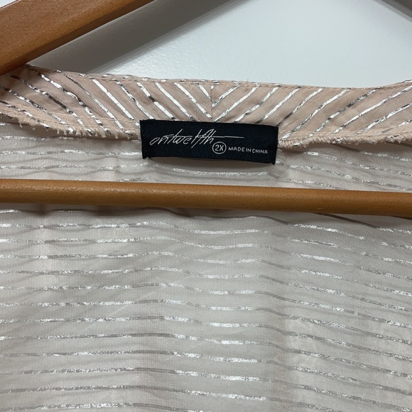 On twelfth long light robe - Picture 3 of 4